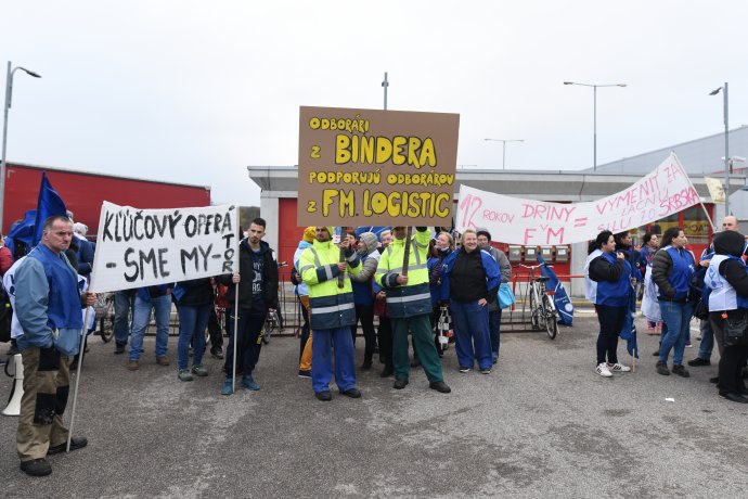 Protest zamestnancov FM Slovenská proti prijímaniu agentúrnych zamestnancov zo Srbska. Foto – TASR