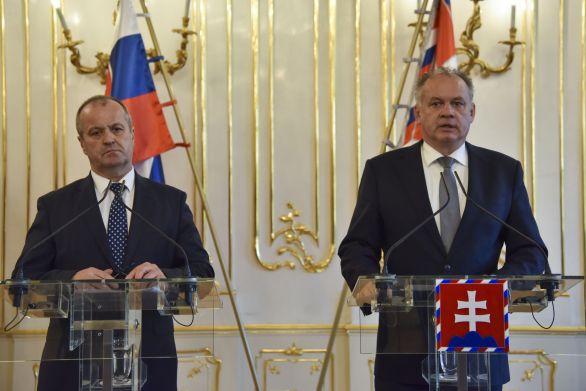 Andrej Kiska prijal ministra obrany Petra Gajdoša. Foto – TASR