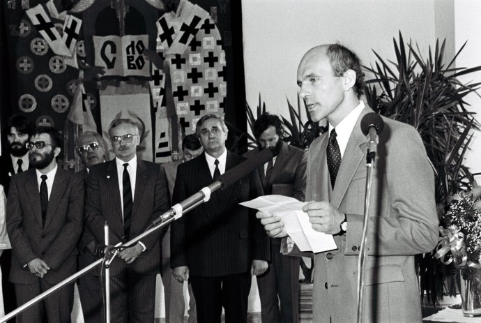 V roku 1990 František Mikloško ako predseda Slovenskej národnej rady. Foto - TASR