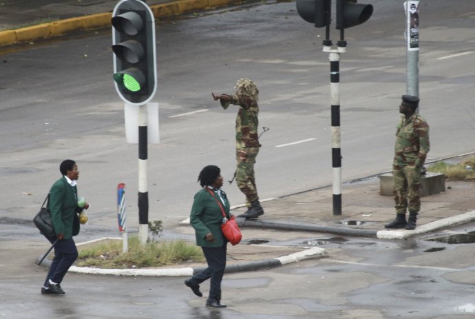 Ozbrojení vojaci na ceste, ktorá vedie k Mugabeho sídlu v Harare. Foto - AP