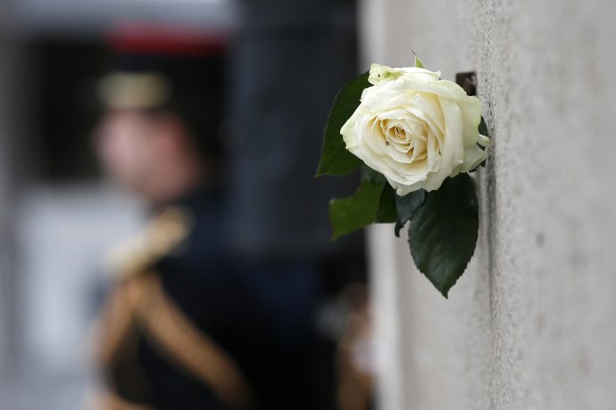 Biela ruža pripomína obete streľby na terasách kaviarne Le Carillon a Le Petit Cambodge. Foto – TASR/AP