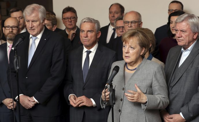Angela Merkelová odpovedá na otázky novinárov po zlyhaní rokovaní. Foto – TASR/AP