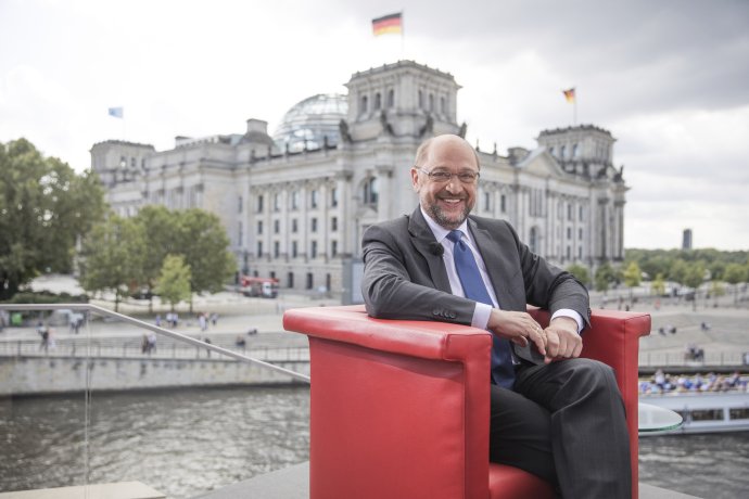 Martin Schulz si napokon do kresla kancelára nesadol, voľby jeho strana prehrala. Chcel zostať v opozícii, no možno napokon bude podporovať Merkelovej vládu. Foto – TASR/AP