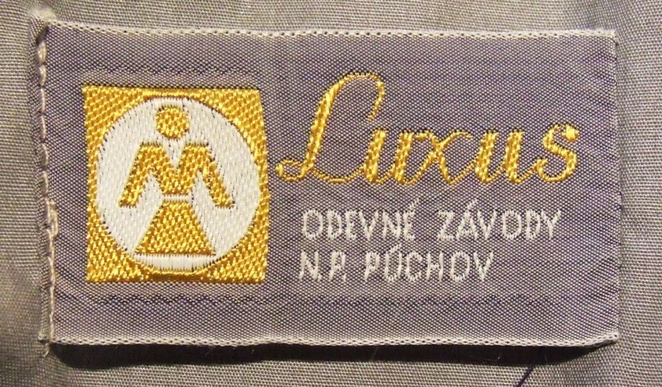 Etiketa s charakteristickým logom ženskej figúrky (s písmenom M), luxusná línia značky Makyta.