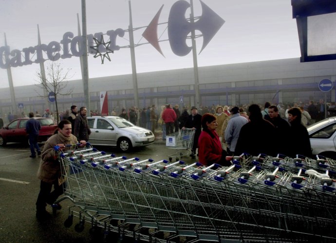 Najväčší nával zažil košický Carrefour počas novoročného výpredaja 2005. FOTO - TASR