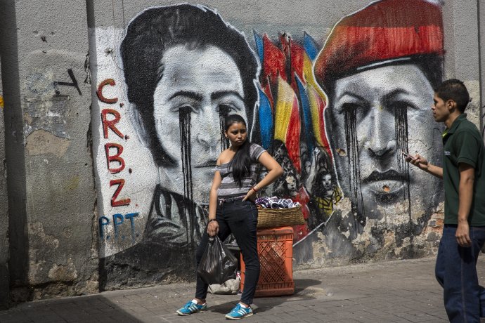 Portréty Simóna Bolívara a Huga Cháveza na ulici vo Venezuele. Súčasný prezident Nicolás Maduro sa podobnej popularite neteší. Foto – TASR/AP