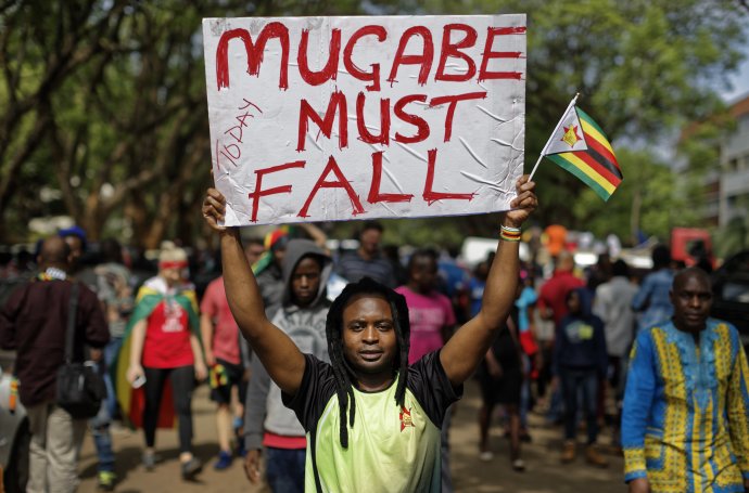 Tisíce demonštrantov cez víkend žiadali Mugabeho odchod z funkcie prezidenta. Foto – TASR/AP