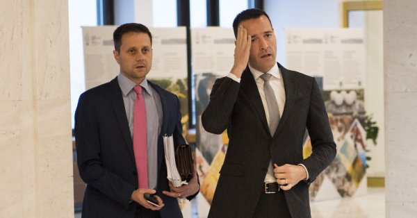 Premiér nemá silu vysvetľovať doplnkové hodiny u&nbsp;lekára, tak ich zruší