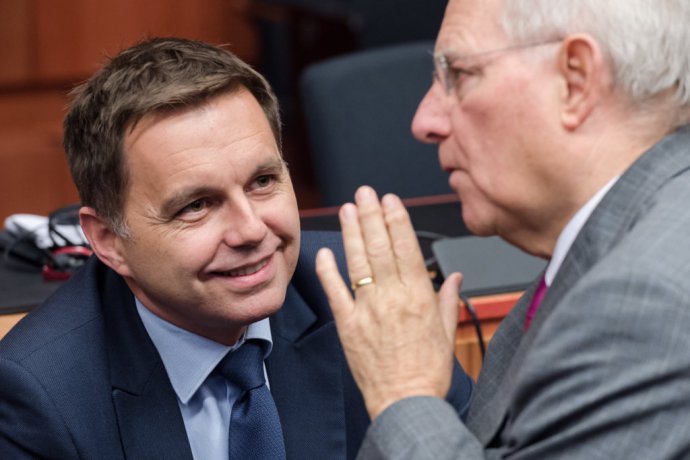 Nemecký dnes už bývalý minister financií Wolfgang Schäuble a jeho blízky kolega v euroskupine Peter Kažimír. FOTO – TASR
