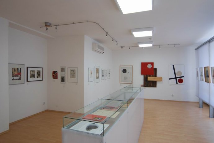 Pohľad do stálej expozície zbierky Lajosa Kassáka, ktorú má v správe Galéria umenia v Nových Zámkoch. Foto - GUNZ