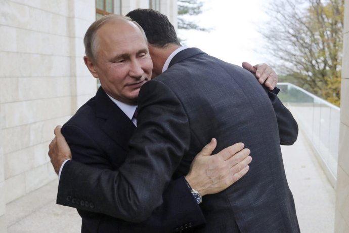 Baššár Asad v náručí Vladimira Putina. Foto – TASR/AP