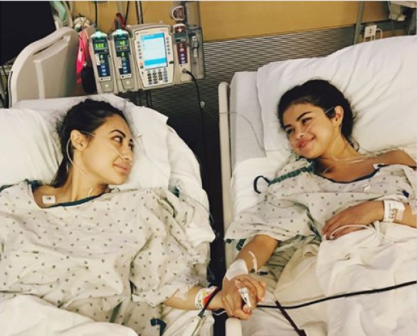Speváčka a herečka Selena Gomez (vpravo) po tom, ako jej priateľka Francia Raisa darovala obličku. Reprofoto – Selena Gomez/Instagram