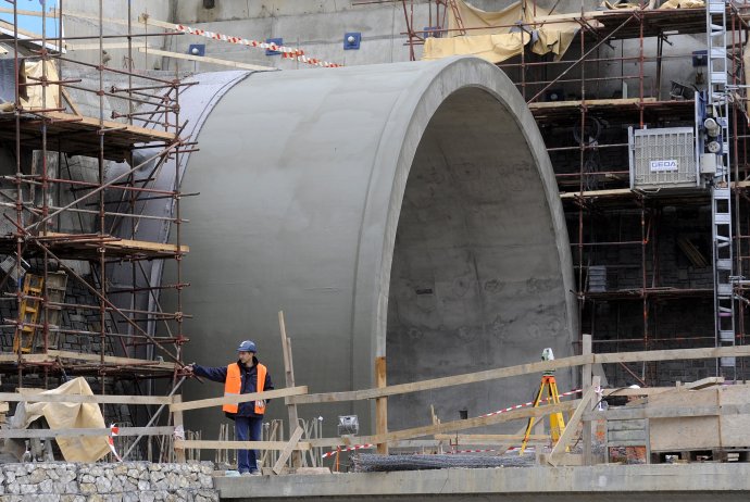Výstavba severného portálu tunela Turecký vrch v roku 2011 v rámci modernizácie tratí na Považí. Foto – TASR
