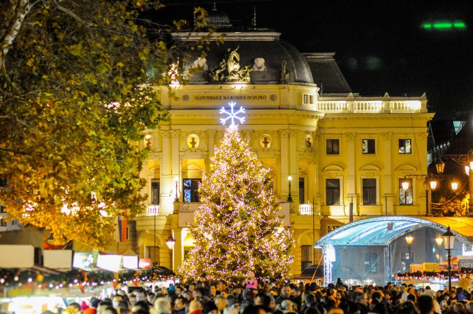 Bratislavské vianočné trhy každý rok navštívia desiatky tisíc ľudí. Foto -TASR