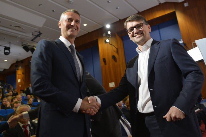 Richard Raši a Marek Maďarič si podávajú ruky na sneme Smeru. Raši by mal Maďariča nahradiť na poste podpredsedu strany. Foto – TASR