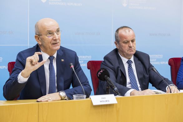 Generálny tajomník služobného úradu Hoľko a minister obrany Peter Gajdoš 10. novembra na tlačovej konferencii tvrdili, že nemecká ponuka je nevýhodná. Foto - TASR