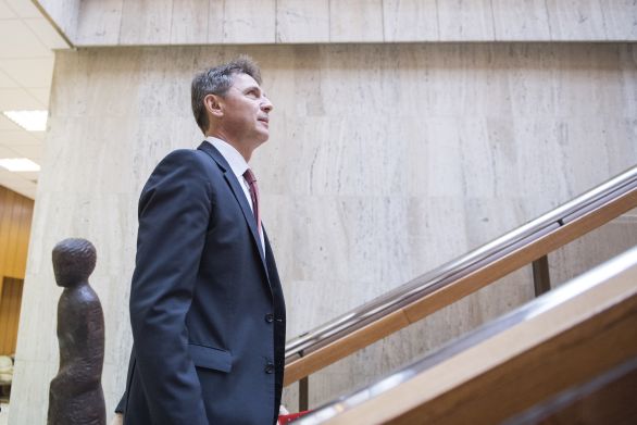 Primátor Bratislavy kráča po schodoch na decembrové rokovanie vlády. Foto – TASR
