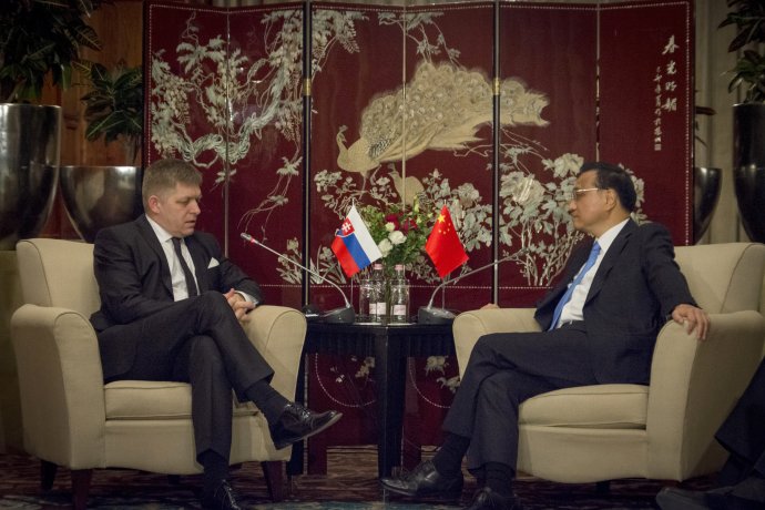 Robert Fico s čínskym premiérom Li Kche-čchiangom 27. novembra 2017 v Budapešti. Foto – TASR/Úrad vlády SR