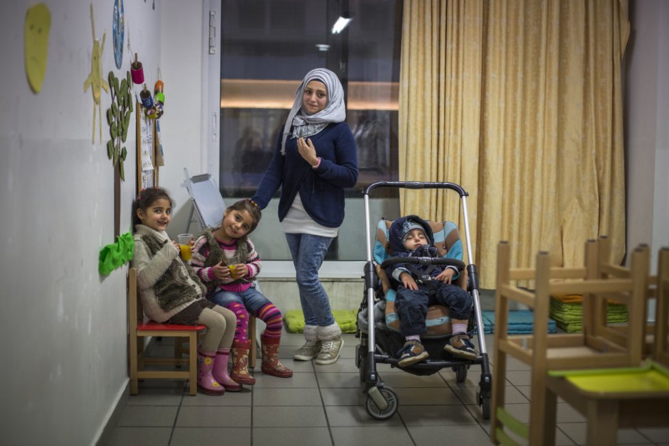 Utečenecká rodina zo Sýrie na kurze gréčtiny. Foto – Európska komisia/ECHO