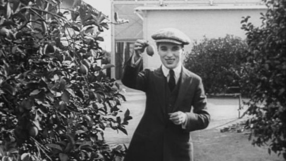 Chaplin pri filmovom štúdiu.