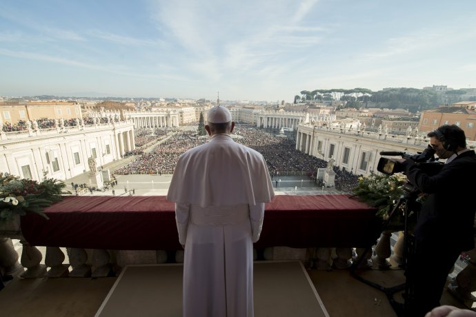 Pápež František po prednesení vianočného posolstva a udelenia tradičného požehnania Urbi et orbi. Foto – TASR