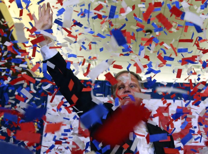 Víťaz doplňujúcich volieb Doug Jones. Voliči v Alabame poslali po dlhých rokoch do senátu demokrata. Foto - TASR