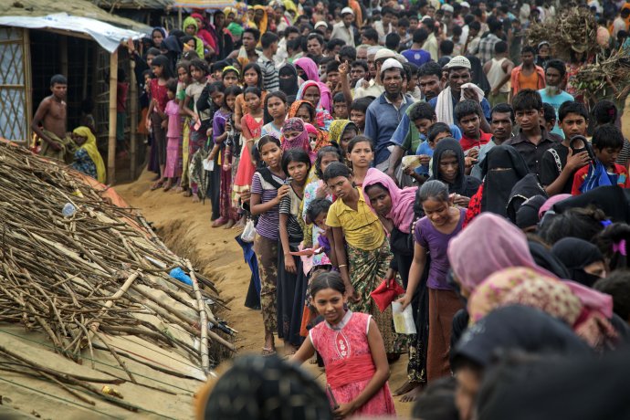 Rohingovia čakajú pred utečeneckým táborom v Bangladéši. Foto – TASR/AP