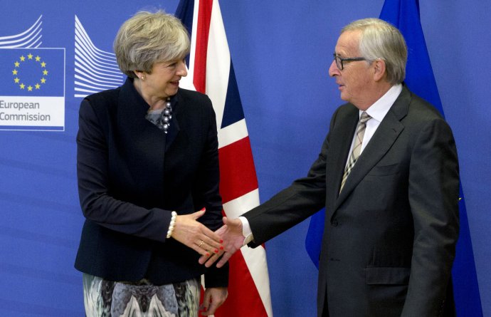 Britská premiérka Theresa Mayová s predsedom Európskej komisie Jeanom-Claudom Junckerom. Foto - TASR/AP