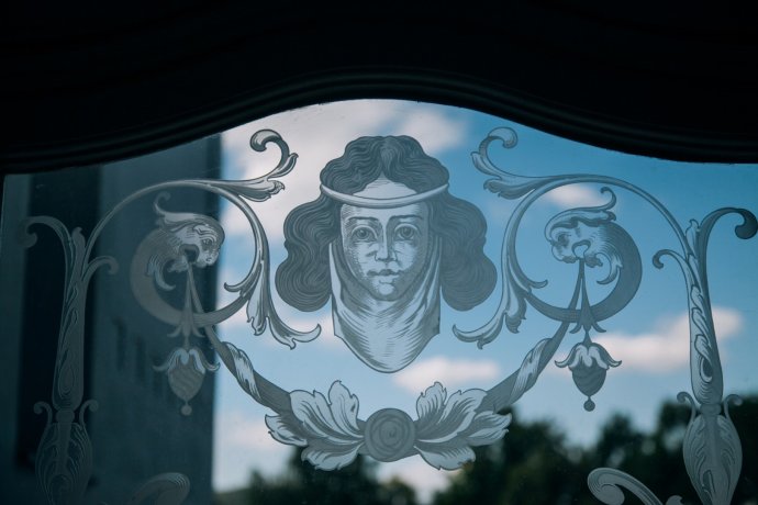Obnovená vitráž z Rosenfeldovho paláca. Zdroj – Rosenfeldovpalac.sk