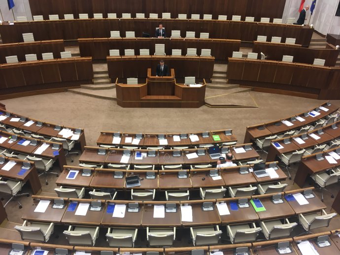 Minister zdravotníctva predkladal návrh zákona o zdravotnej starostlivosti takmer prázdnej sále. Foto N – Monika Tódová
