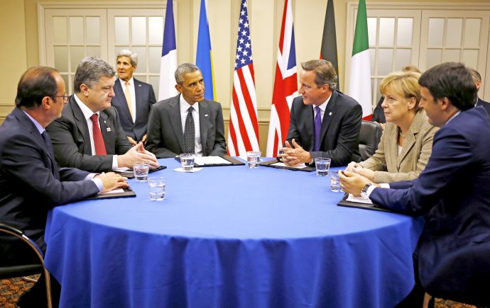Bývalý americký prezident Barack Obama (uprostred vľavo), bývalý britský premiér David Cameron (uprostred vpravo), bývalý francúzsky prezident François Hollande (vľavo), ukrajinský prezident Petro Porošenko (druhý zľava), nemecká kancelárka Angela Merkelová (druhá sprava) a bývalý taliansky premiér Matteo Renzi (vpravo) sedia za okrúhlym stolom počas rokovania na dvojdňovom samite NATO v Newporte vo Walese 4. septembra 2014. Foto – TASR/AP
