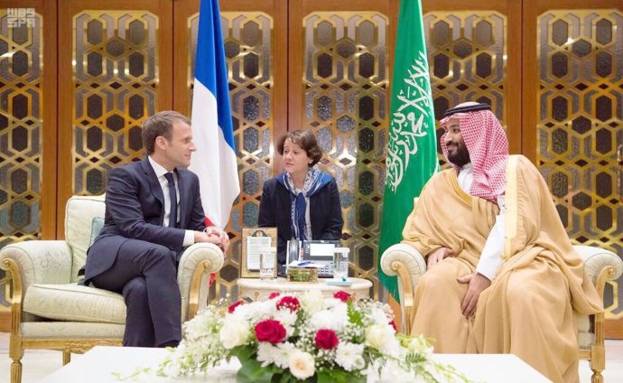Emmanuel Macron a Mohamed bin Salman. Foto – TASR/AP