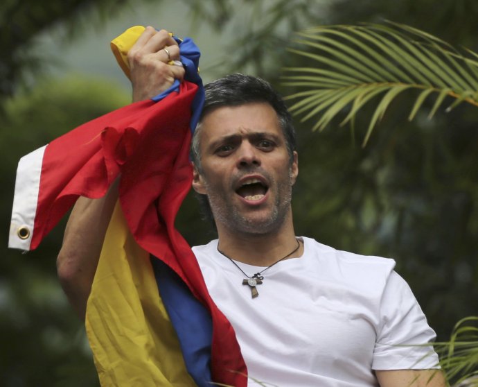 Leopoldo López zdraví svojich priaznivcov po prepustení do domáceho väzenia. Foto – TASR/AP