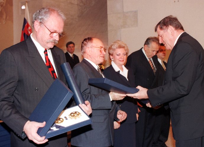 Vladimír Mečiar v zastúpení prezidenta odovzdáva vyznamenania politikom HZDS (rok 1998). Foto – TASR