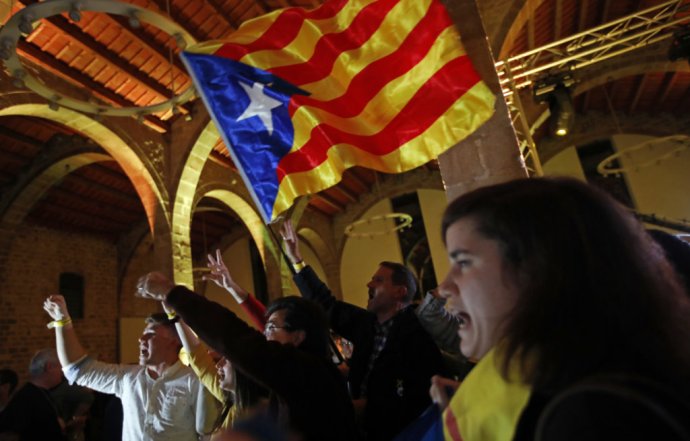 Stúpenci katalánskej nezávislosti oslavujú s katalánskymi vlajkami 'estelada'. Foto - TASR/AP