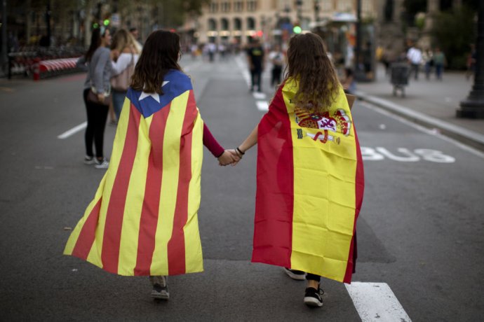 Rozdelené Katalánsko: Irene Guszman (15) vpravo v španielskej vlajke a Mariona Esteve (14) vo farbách katalánskej vlajky. Foto – AP