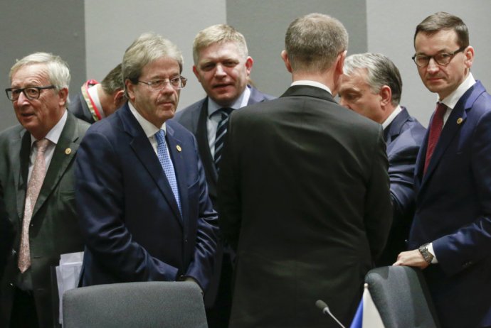 Slovenský premiér Robert Fico medzi euórpskymi lídrami na samite EÚ. Foto – AP