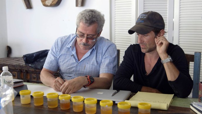 Grigorij Rodčenkov vo filme Icarus radí Bryanovi Fogelovi, ako správne dopovať. Zdroj - Netflix