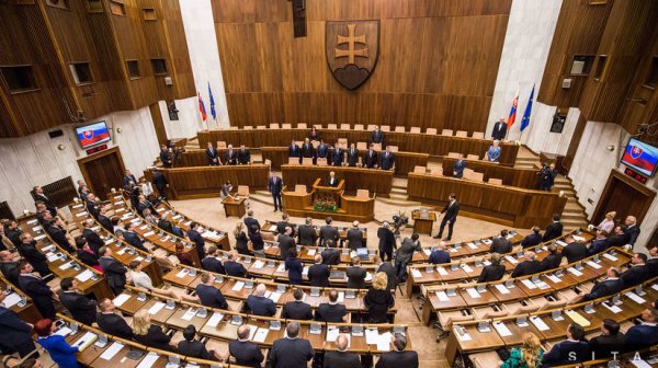 Prečo meníte zákony cez „prílepky“? pýta sa opozícia. Len vo štvrtok sa to stalo trikrát