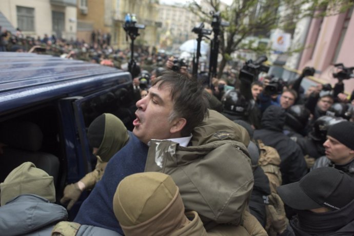 Zatknutie Michaila Saakašviliho sa skončilo jeho oslobodením z policajného vanu. Foto – AP
