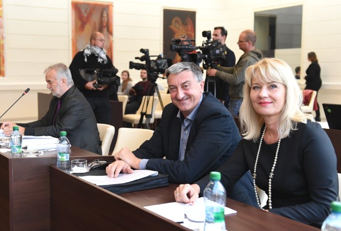 Kandidáti Eva Fulcová a Juraj Sopoliga majú dôvod na radosť. Foto - TASR