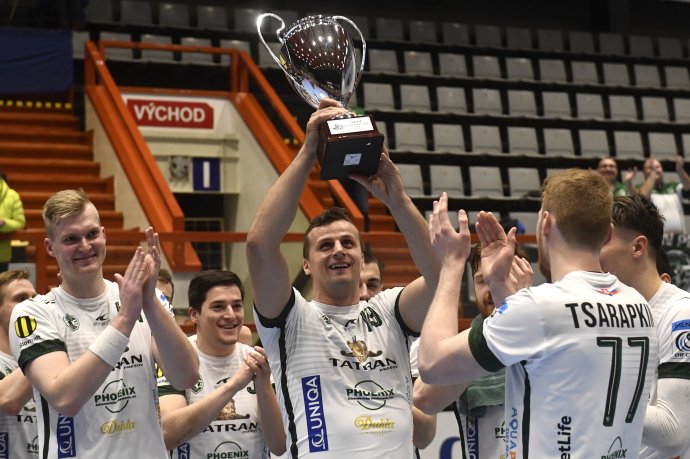 Hádzanári Tatrana Prešov v utorok opäť získali Slovenský pohár. Foto - tasr