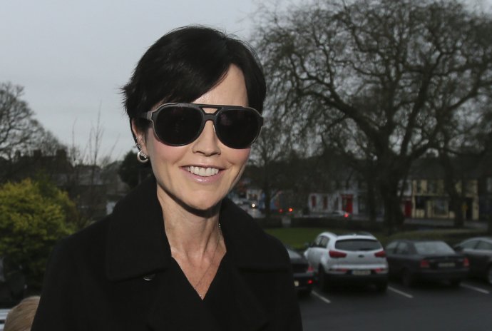 Dolores O'Riordanová na snímke z decembra 2015 prichádza na súd v írskom meste Ennis. Foto - Tasr/AP