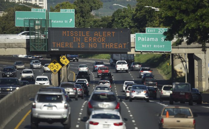 Varovanie pred jadrovým útokom si mohli Havajčania prečítať aj na diaľnici. Foto - ap