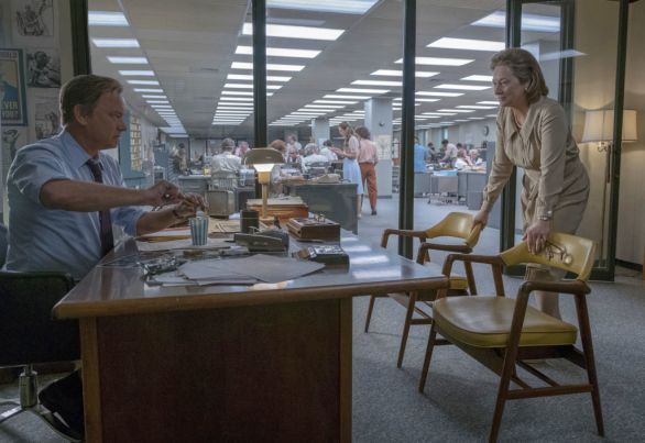 Hlavné postavy filmu The Post, šéfredaktor novín Ben Bradlee (Tom Hanks) a ich majiteľka Katharine Grahamová (Meryl Streep). Foto –AP