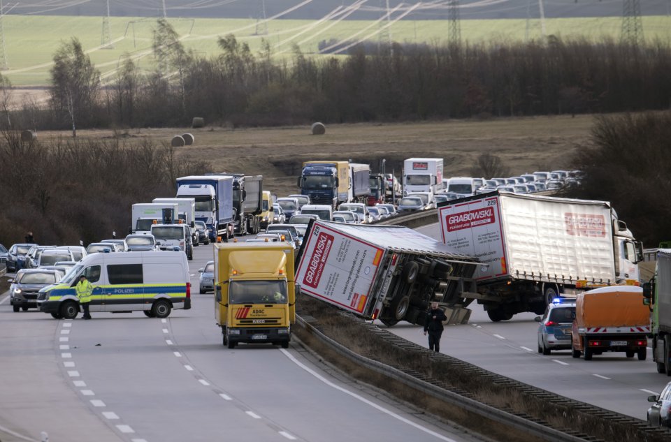 Víchrica prevracala kamióny na nemeckej diaľnici neďaleko Erfurtu. Foto - ap