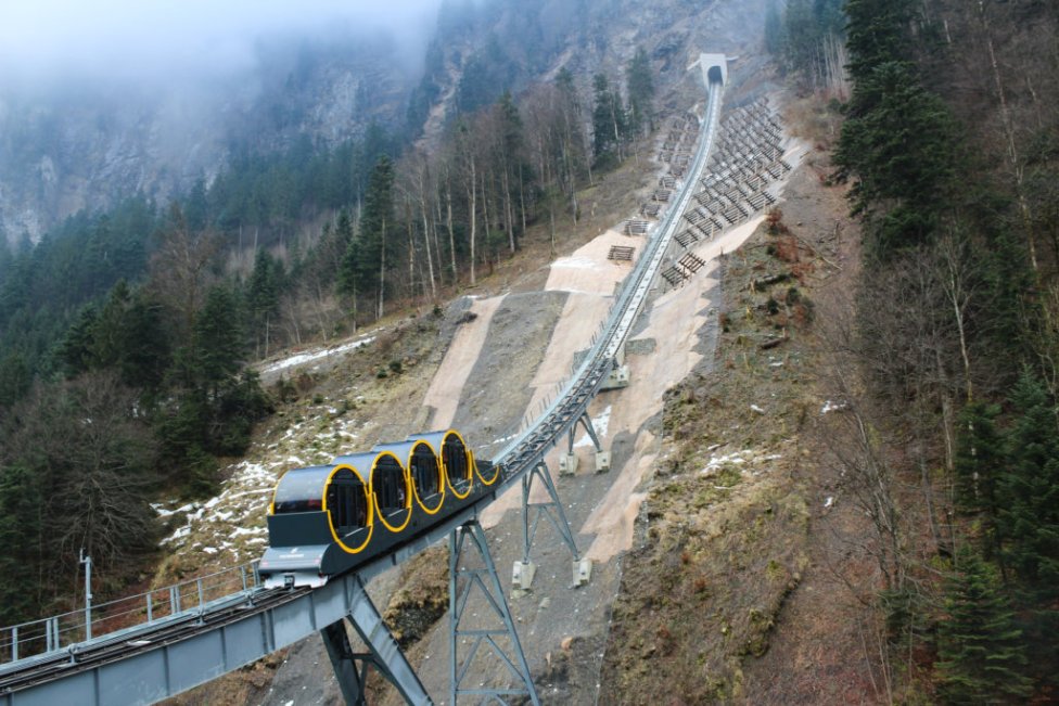 Vo švajčiarskom Stoose otvorili najstrmšiu pozemnú lanovku sveta. Foto – Martina Ribar Hestericová