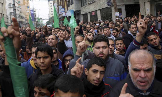 Palestínčania počas protestu proti Donaldovi Trumpovi. Foto – TASR/AP