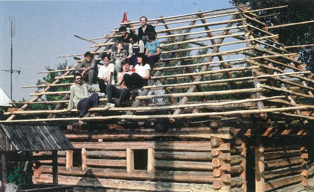 ZO 13 SZOPK pri laťovaní strechy drevenice v Borskom Mikuláši. Október 1988