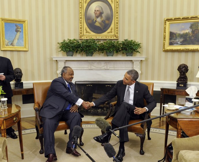 Bývalý americký prezident Barack Obama si podáva ruku s prezidentom Džibutska Ismailom Omarom Guellehom 5. mája 2014. FOTO – TASR/AP